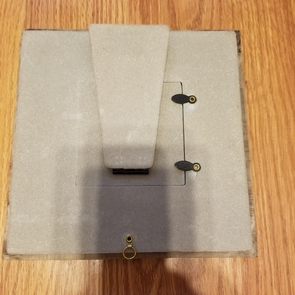 Leaf patterned picture frame. - Picture 3 of 3